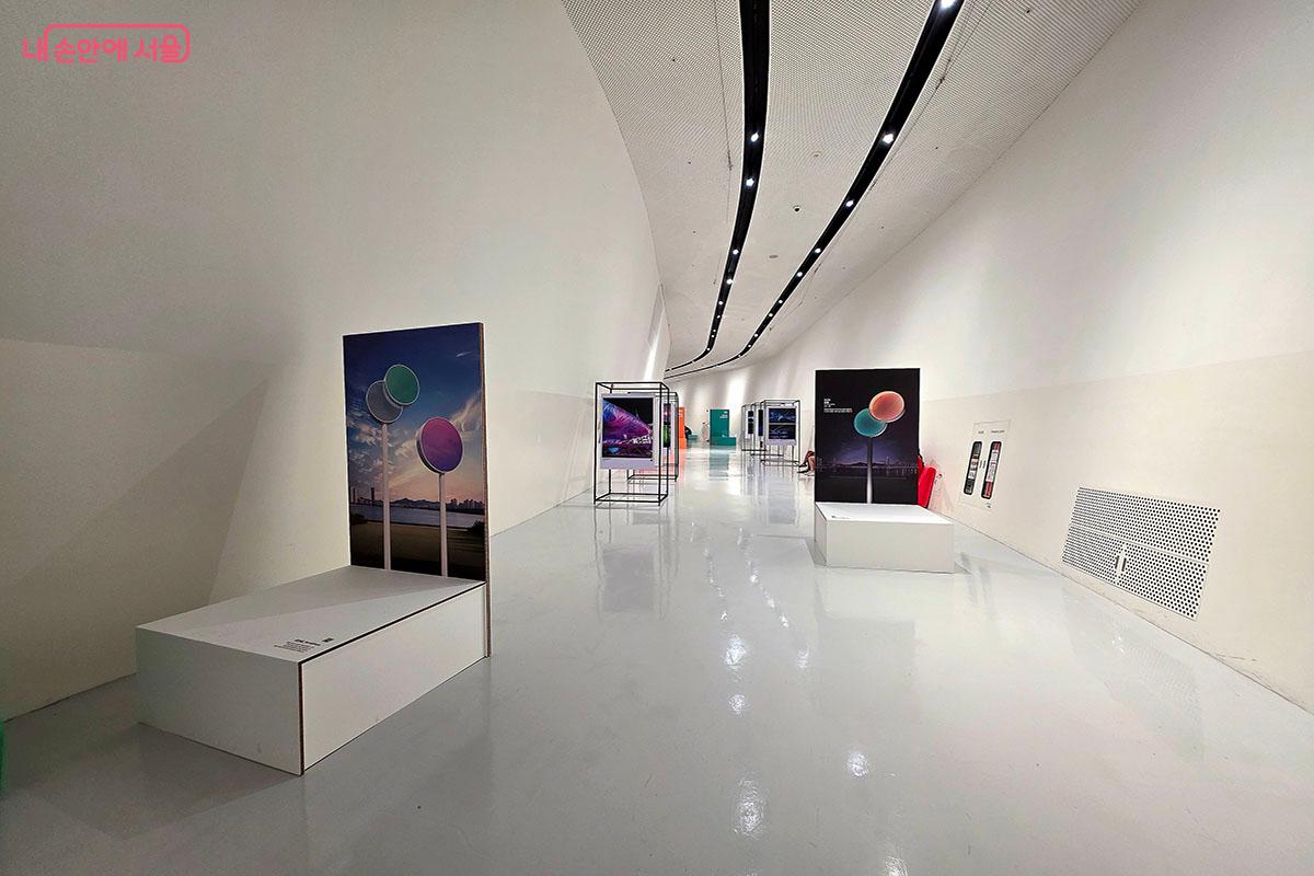 ‘펀 벤치’와 '펀 조명’의 다채로운 디자인으로 보는 즐거움을 준다. ©양순남