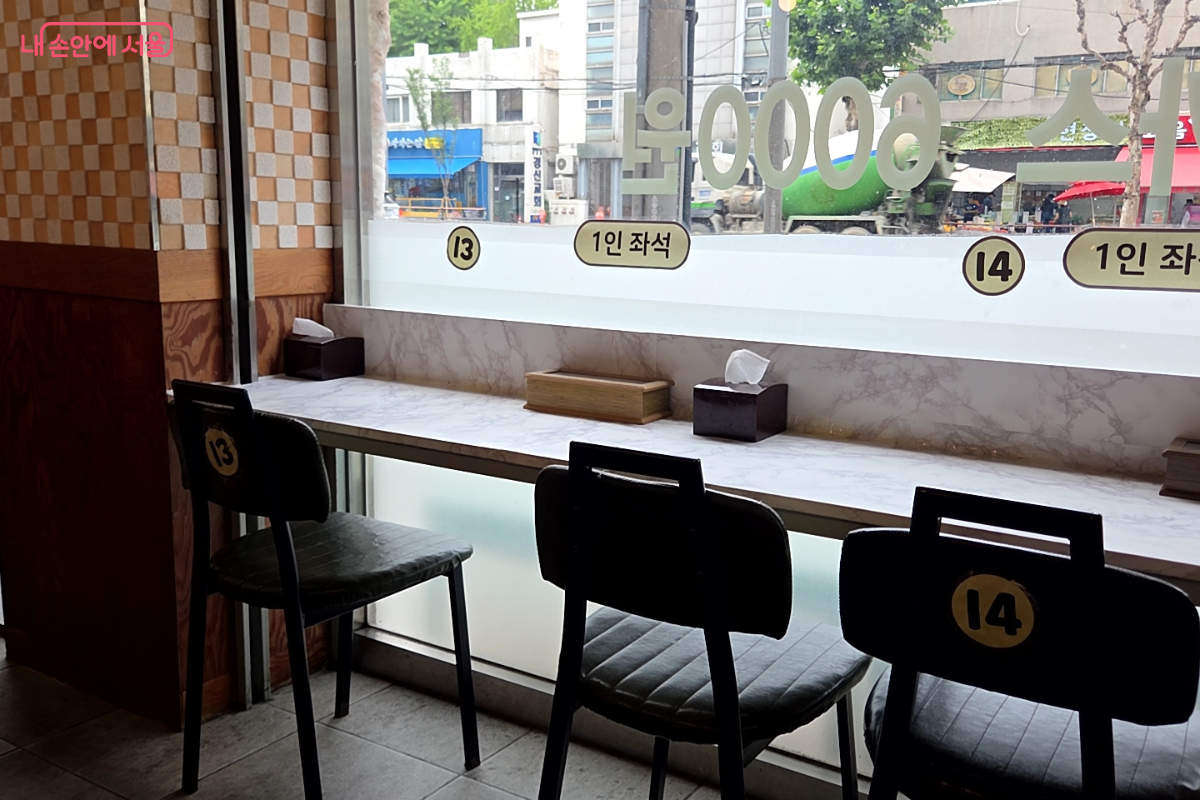 창 쪽으로는 1인 좌석이 마련되어 있다. ©김승아