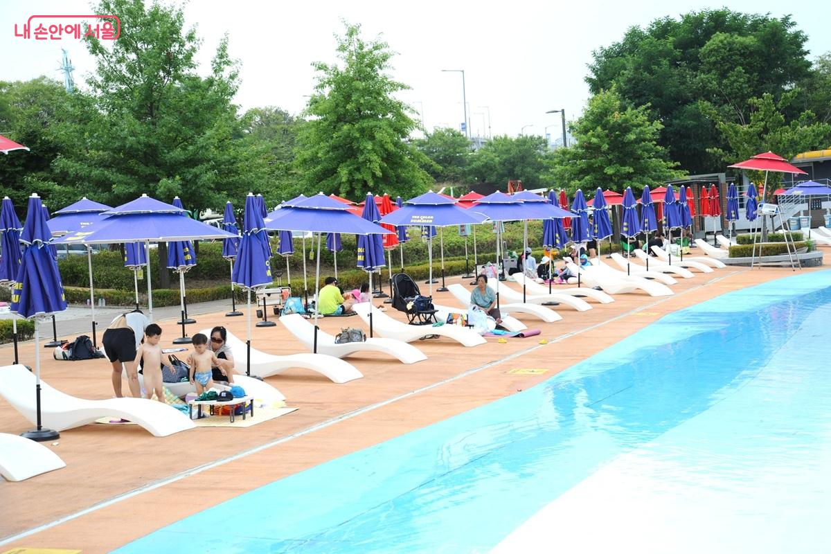 양화 물놀이장의 파라솔·선베드 설치 구역 ©조수봉