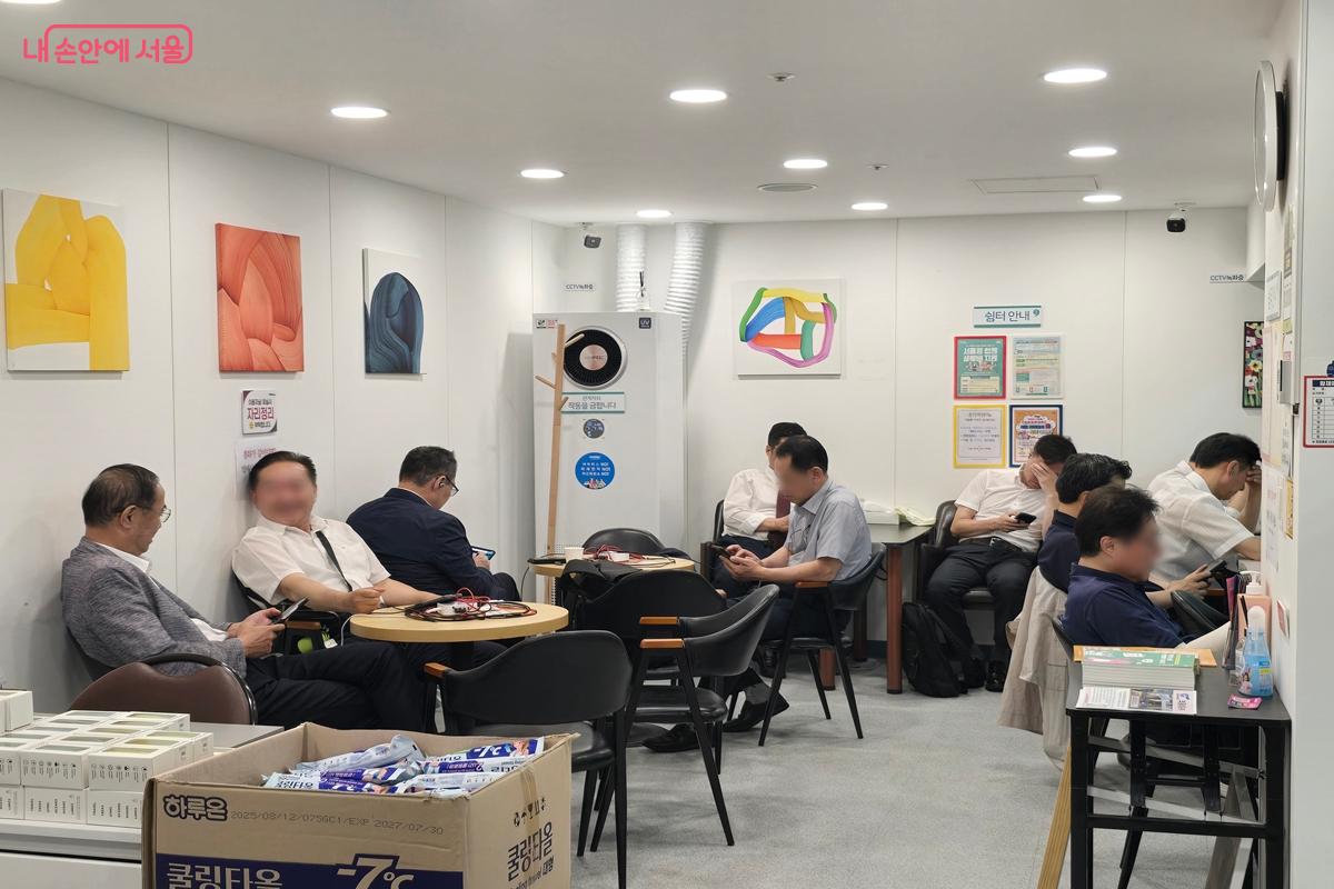 저녁 7시 무렵에는 대리기사 일을 하는 이용자들이 쉼터를 찾는다. &copy;강사랑