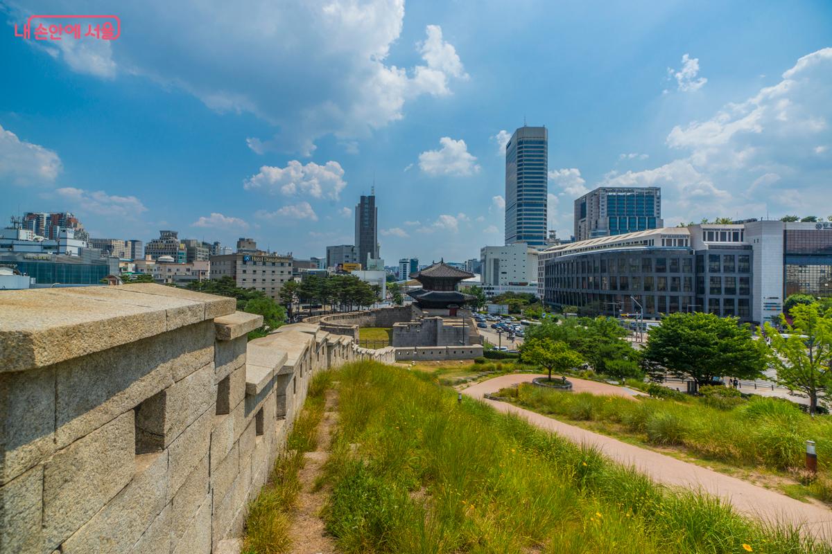 풍경을 즐기며 걷다 보면 어느새 흥인지문과 동대문역사문화공원이 눈앞에 펼쳐진다. ©박상현