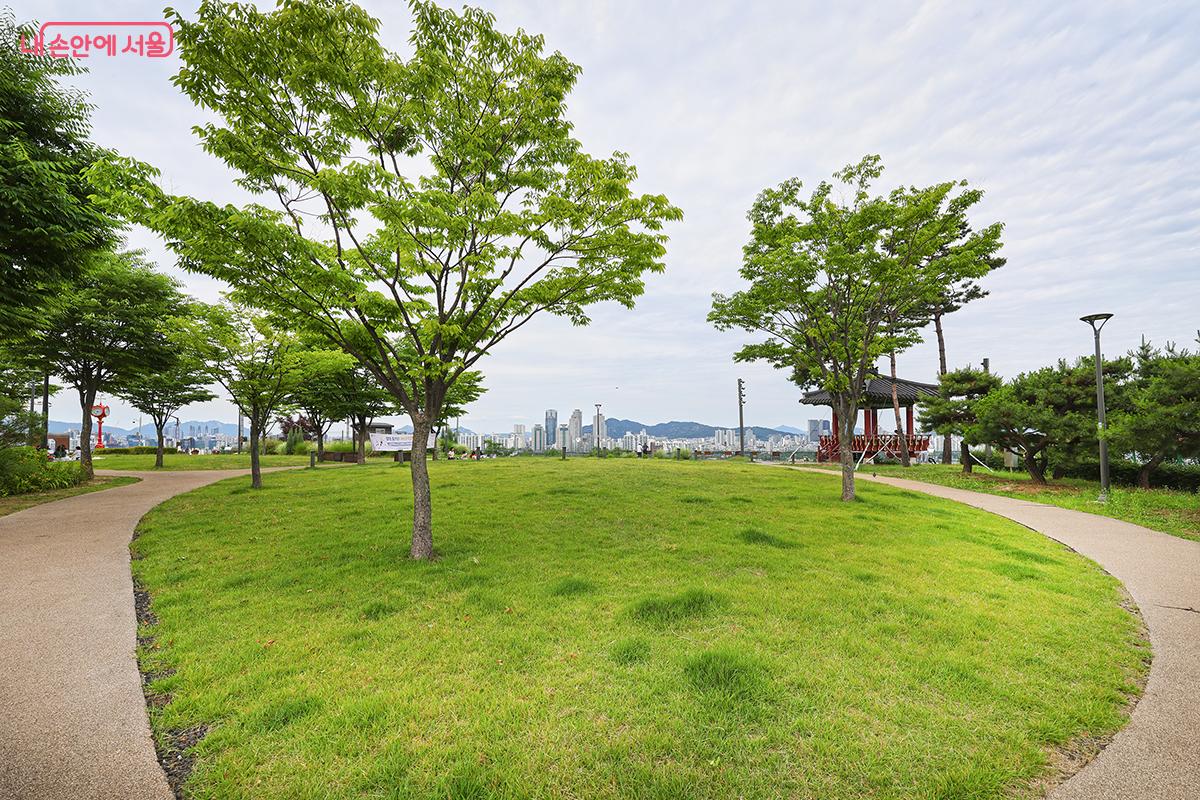 푸른 잔디광장과 여유로운 산책로가 인상적이다. ©김주연