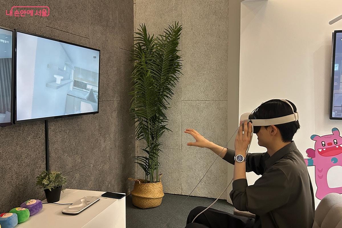 VR 기기로 주택 내부를 미리 둘러보는 체험 공간. 화면으로 같은 장면을 함께 볼 수 있다. ⓒ김성주