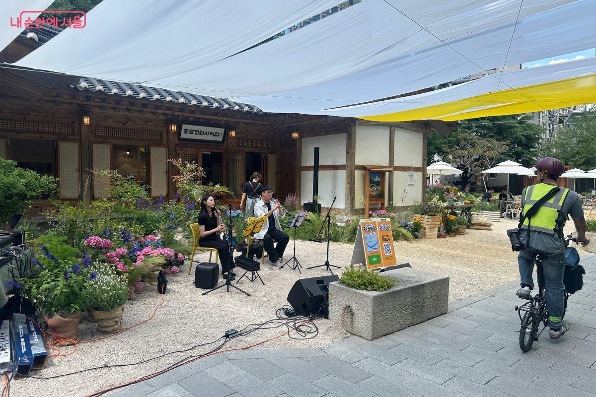 가든피크닉에서 아름다운 노래가 흘러 나오고 있다. &copy;김재형