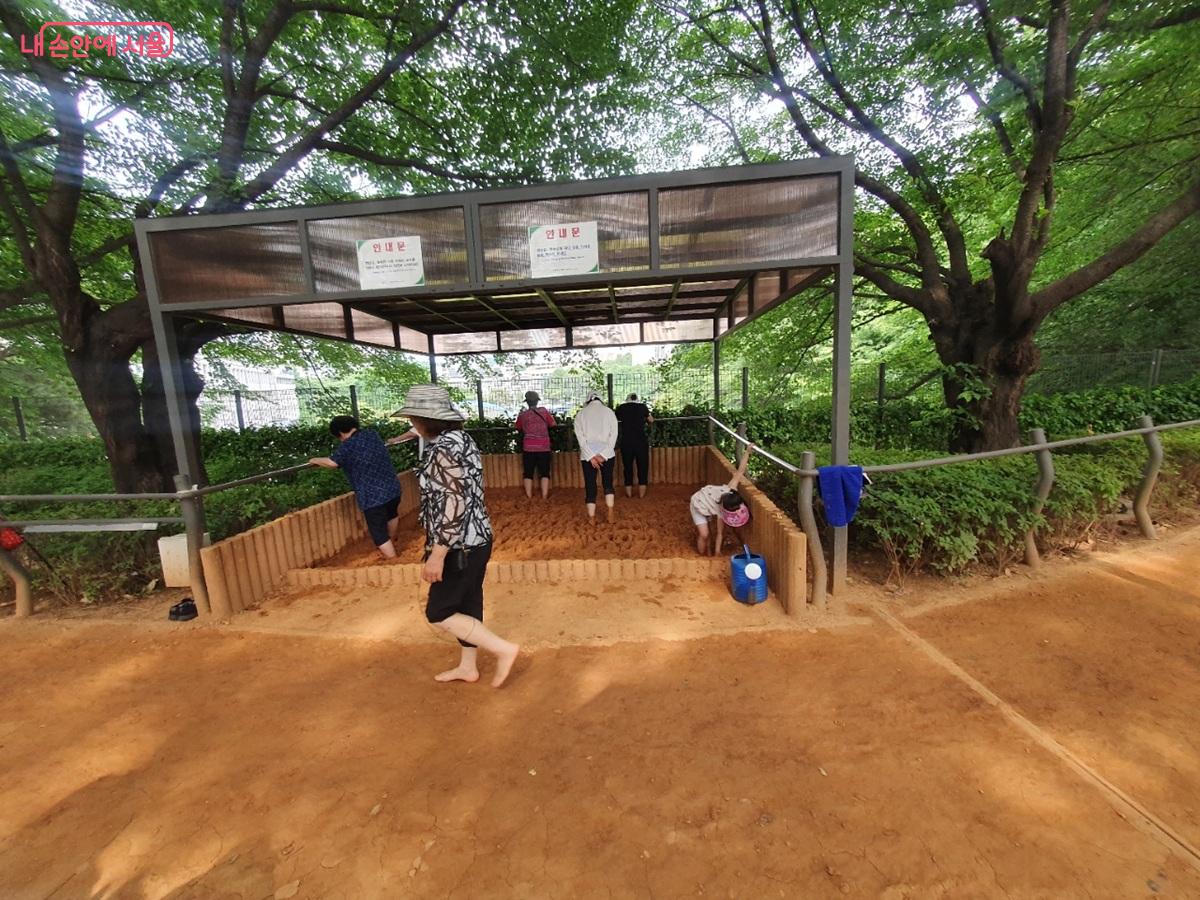 맨발황톳길에 조성된 황토족탕 ©김병규