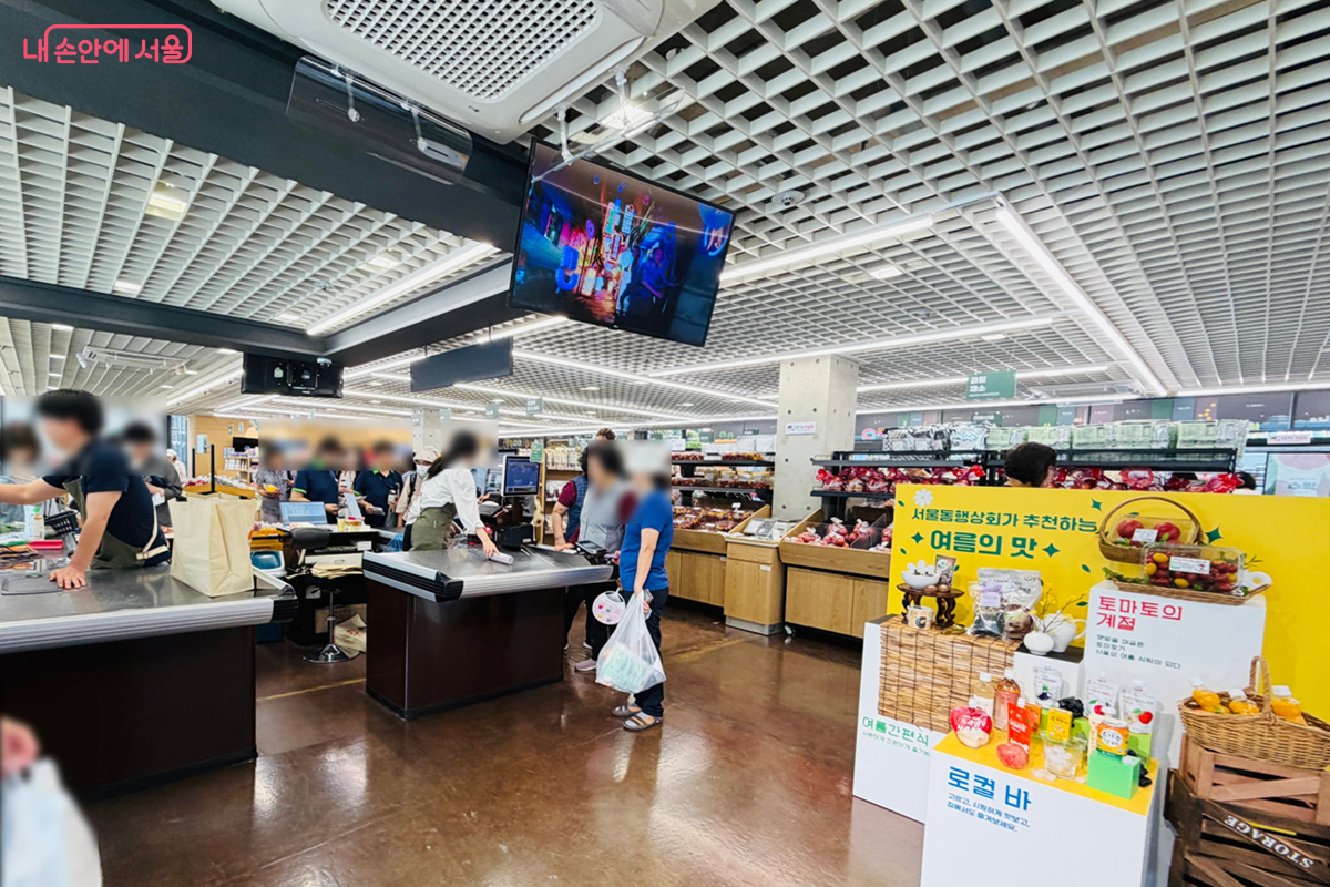 서울동행상회에서 많은 시민들이 식재료를 구입하고 있다 ⓒ 김경선