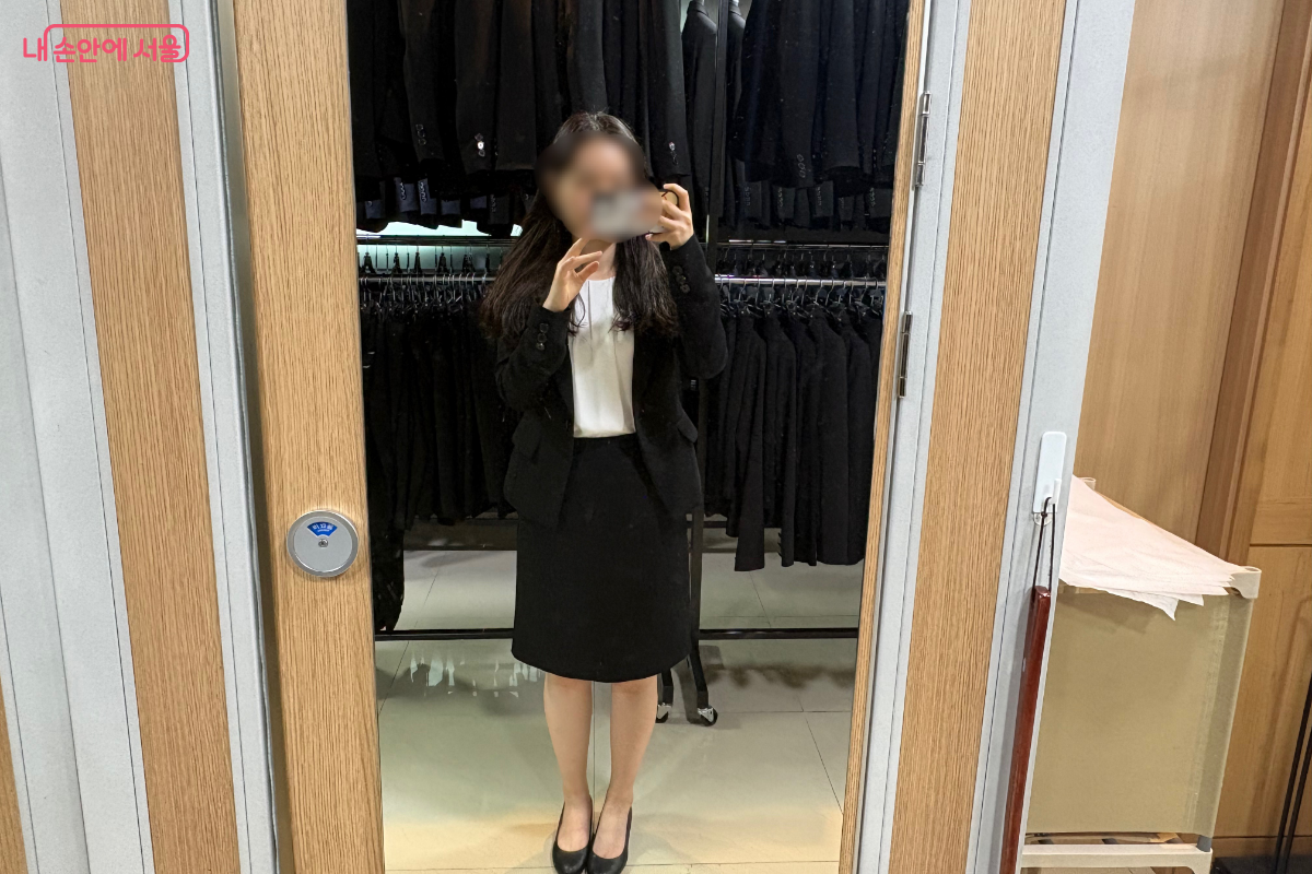 탈의실에서 정장을 입어 보았다. &copy;이혜린