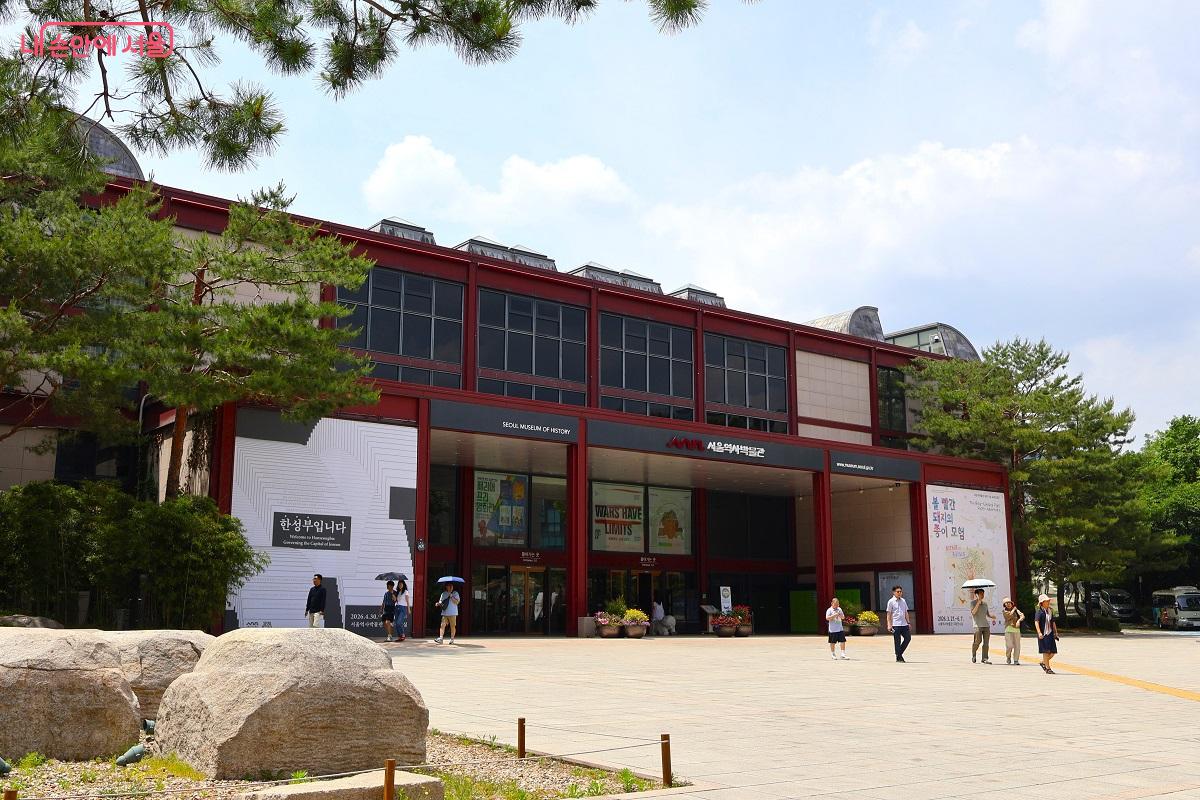 서울 종로구 경희궁 자락의 서울역사박물관 외관 &copy;김대진