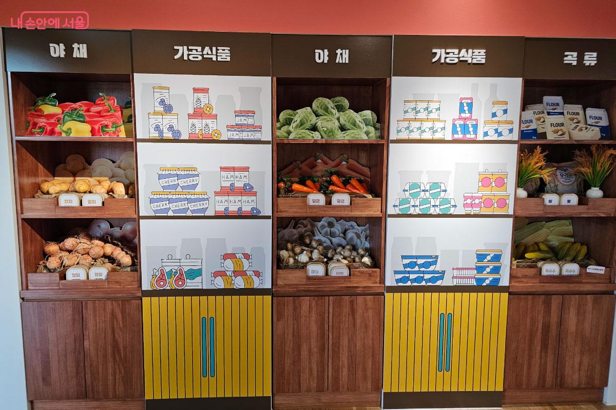 평소 자주 쓰는 식자재들이 진열되어 있는 공간 &copy;홍혜수   