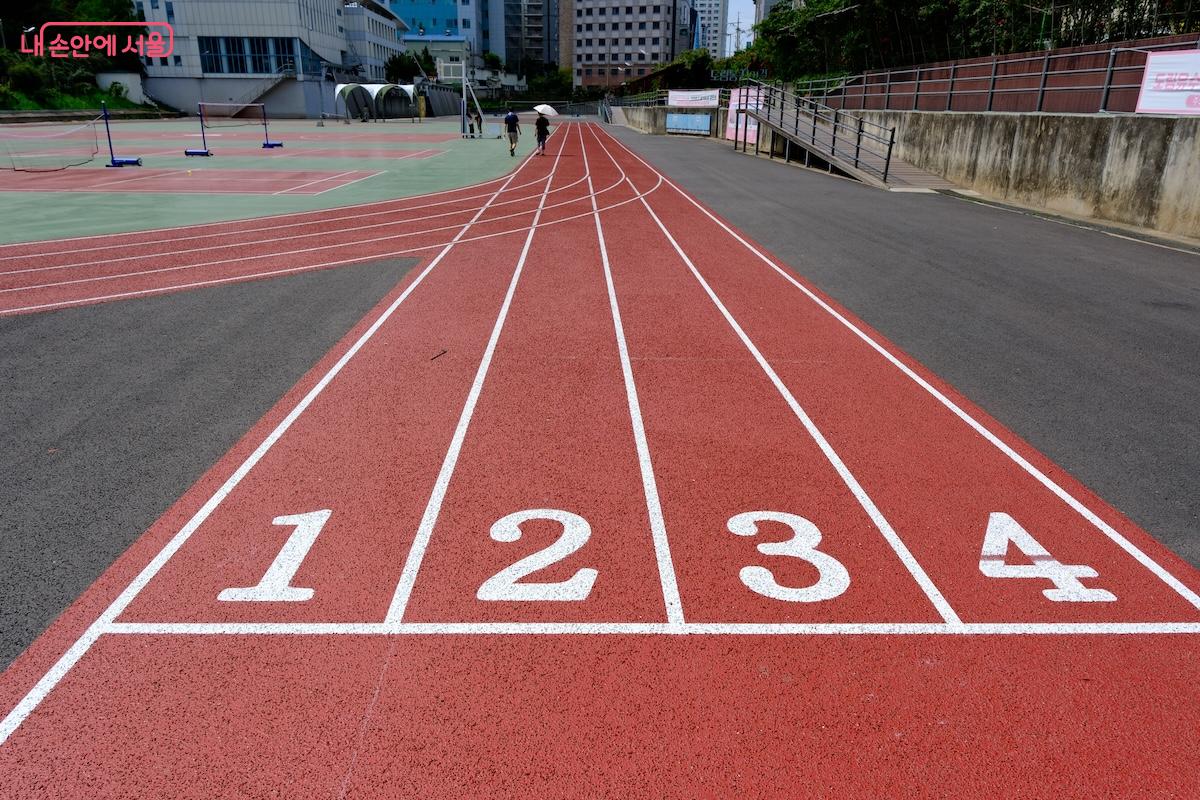 마치 종합경기장 육상 트랙에 선 것 같은 느낌을 주는 구간
