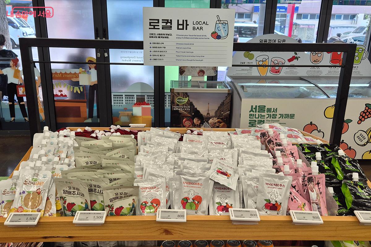 팔도에서 모인 다양한 과일 착즙 주스를 판매하는 매대