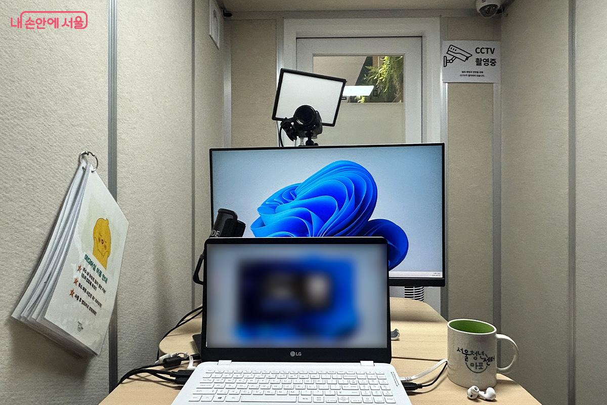 미디어실 내부에는 노트북, 카메라, 조명이 갖춰져 있어 비대면 면접 환경을 별도로 준비하지 않아도 된다.