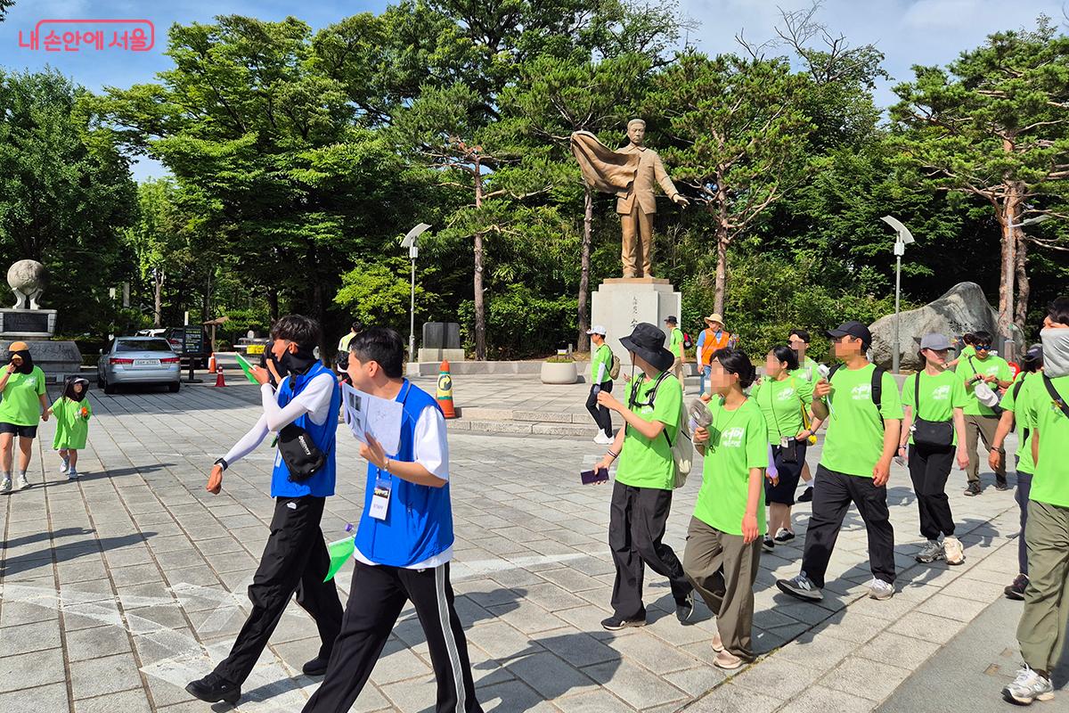 A조 선두그룹이 안중근 의사 동상 앞을 통과하고 있다.