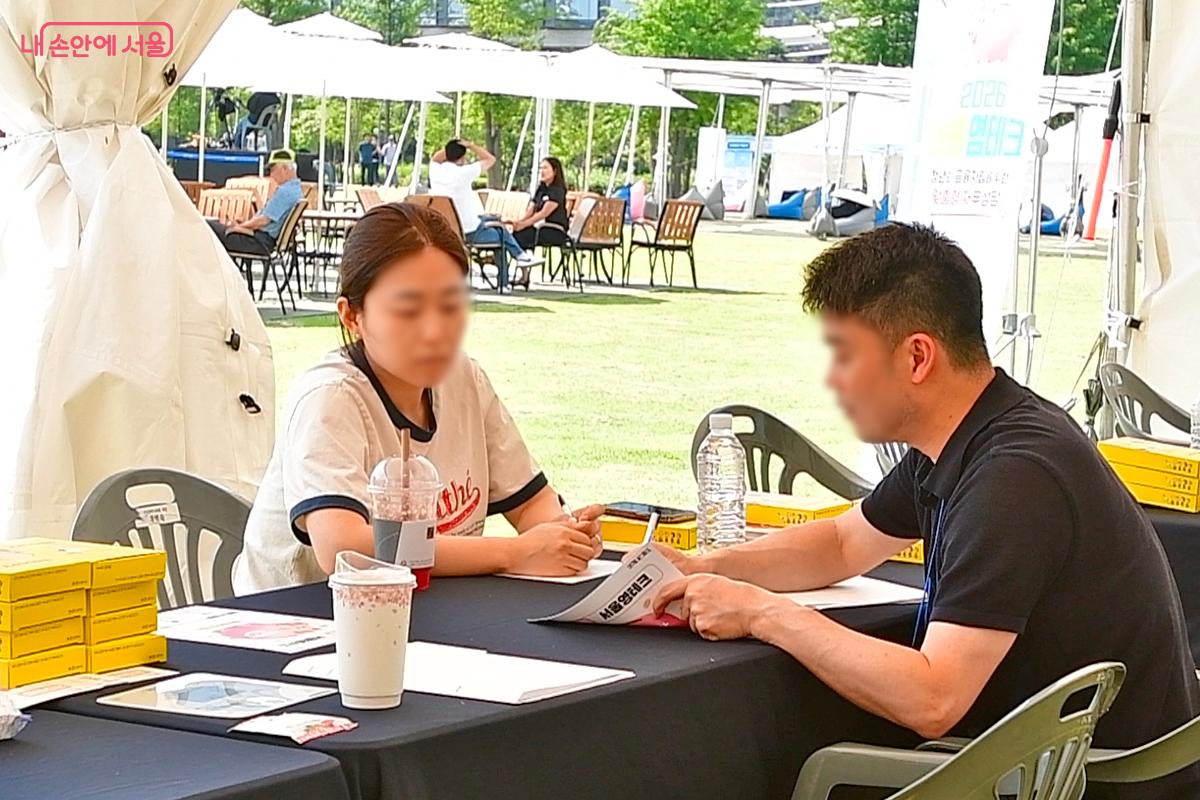결혼에서 가장 중요한 신혼집 마련 재무상담을 하고 있는 예비신부 