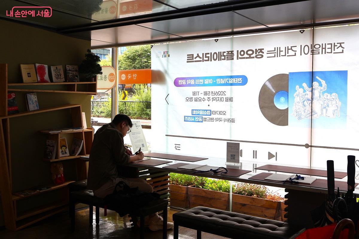 전태일의 글을 필사하는 방문객 &copy;김대진