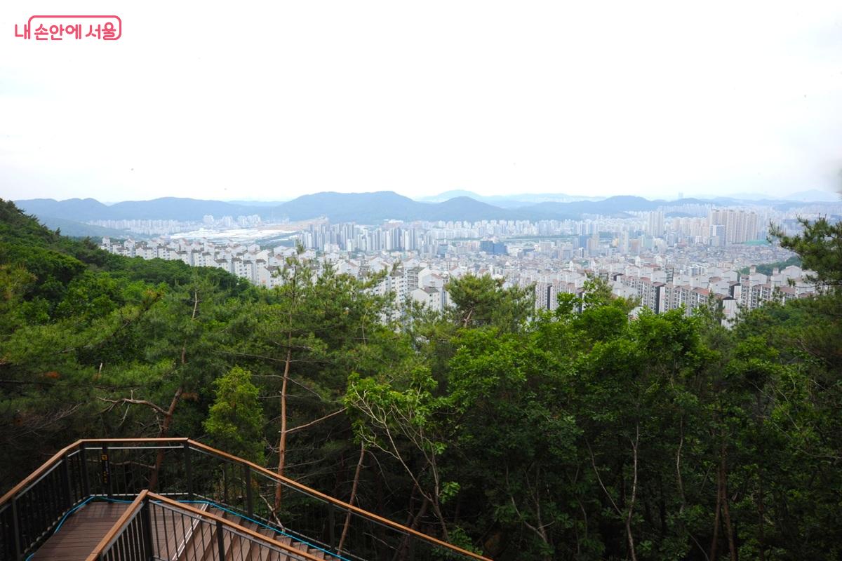 호암마루길 전망대에서 내려다본 금천구 일대 &copy;조수봉