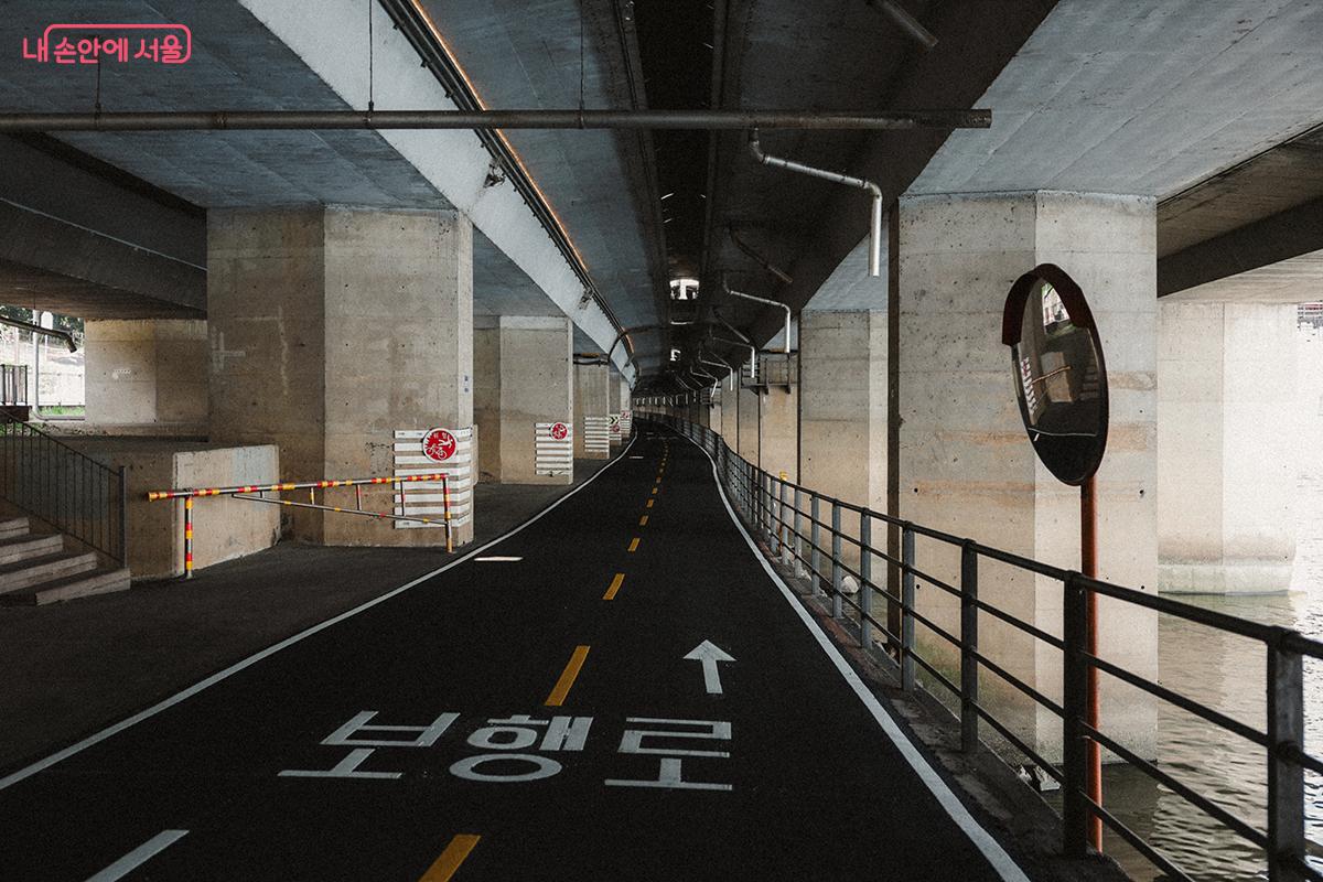 어둡고 좁은 노량대교 하부 공간은 ‘안전’에 중점을 두었다. 이전에는 자전거도로와 보행로가 좁은 길 각각 절반씩 차지하고 있었지만, 지금은 온전히 보행로로 이용된다. Ⓒ김아름