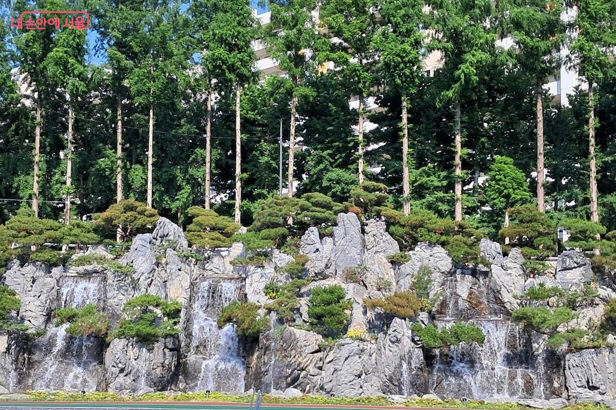 주변 풍경을 한층 생동감 있게 만드는 자연 명소로 거듭난 수변 폭포 &copy;장형진