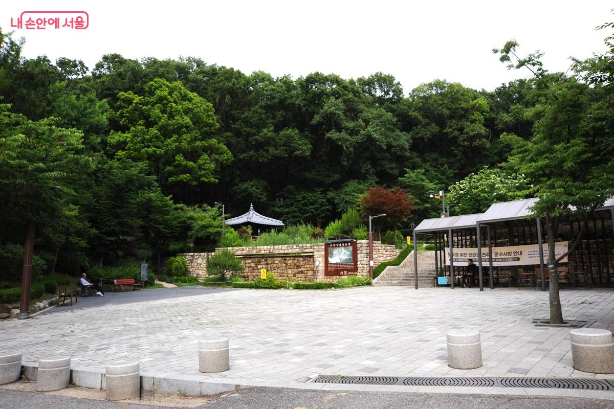 호암산과 석수역을 연결해 주는 &lsquo;호암산 숲길공원&rsquo; &copy;조수봉