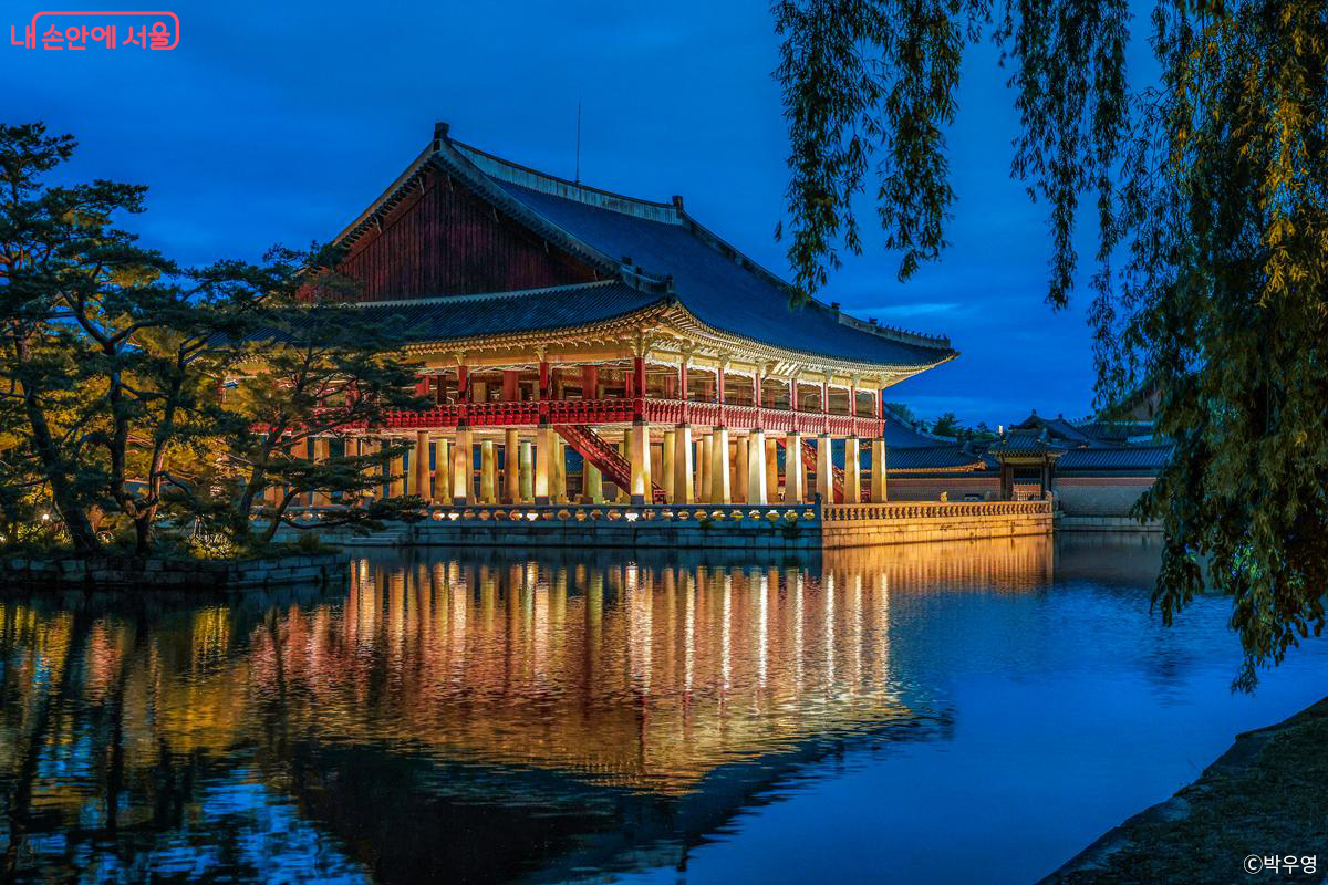 연못에 반영된 화려한 경회루