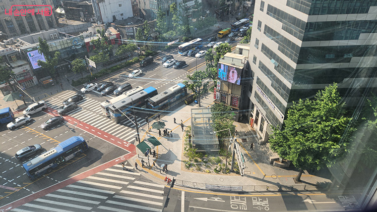 교통섬을 철거한 시청역 8번 출구 인근 모습  