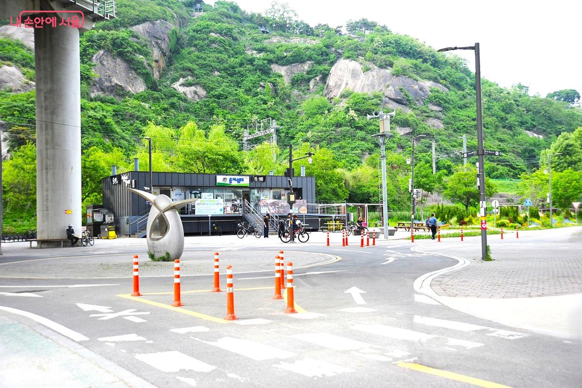 놀빛광장에서 중랑천교를 건너면 용비쉼터 삼거리에서 옥수·응봉역으로 갈 수 있다. ©조수봉