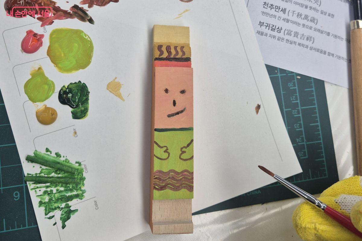 아크릴 물감으로 원하는 색으로 칠하는 과정 &copy;조현정