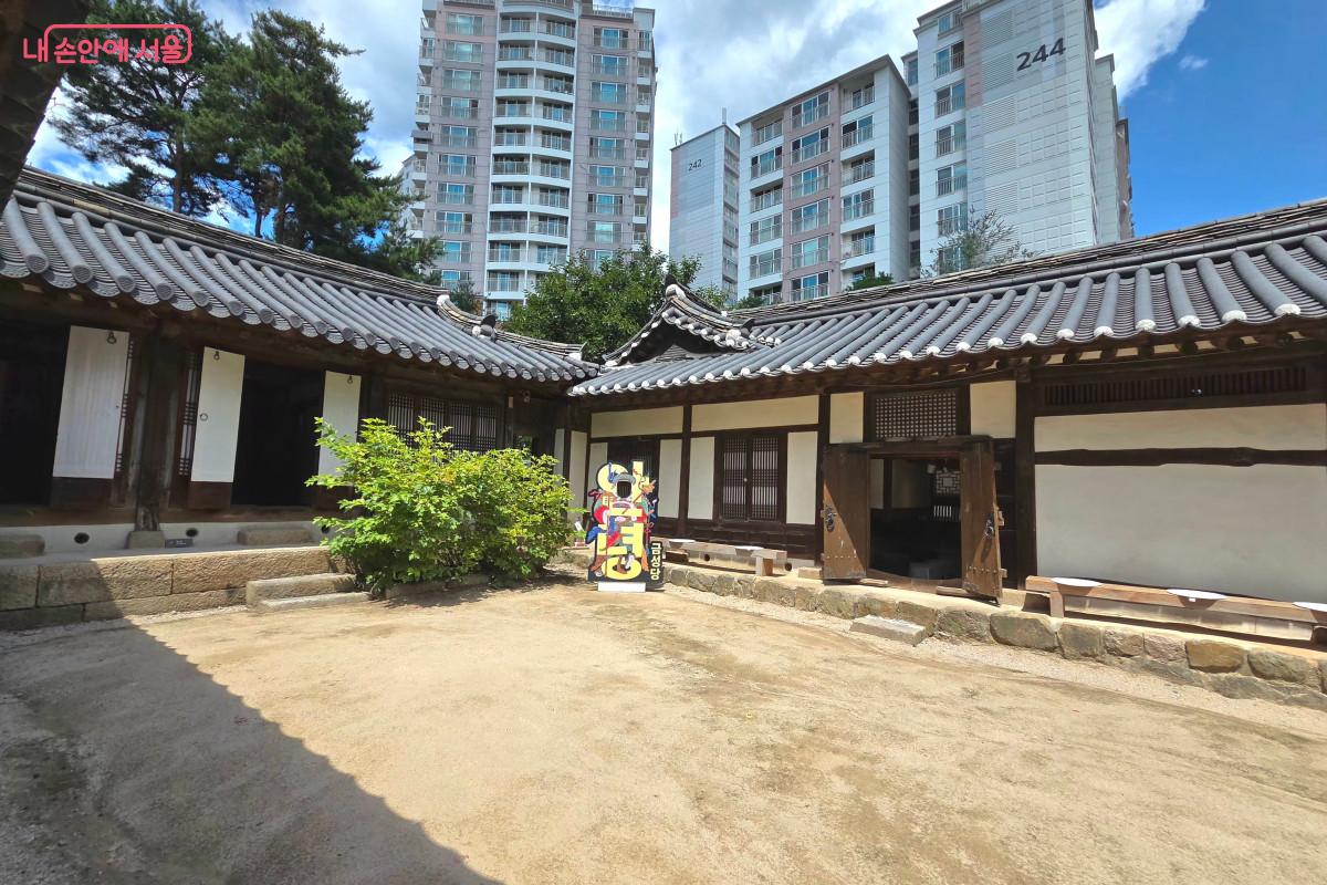 국가민속문화유산으로 지정된 당집 금성당의 마당