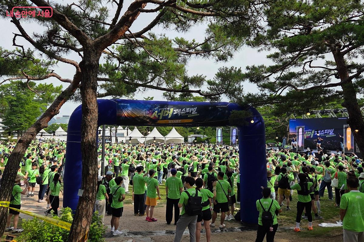 1,000명의 참가자들이 역동적인 리듬에 맞춰 몸을 풀었다. &copy;이상돈