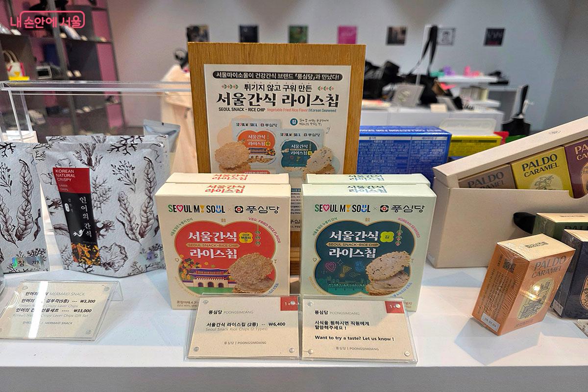 DDP디자인랩 1층, DDP디자인스토어 플레이점에서 구매할 수 있는 ‘라이스칩’ ©양순남