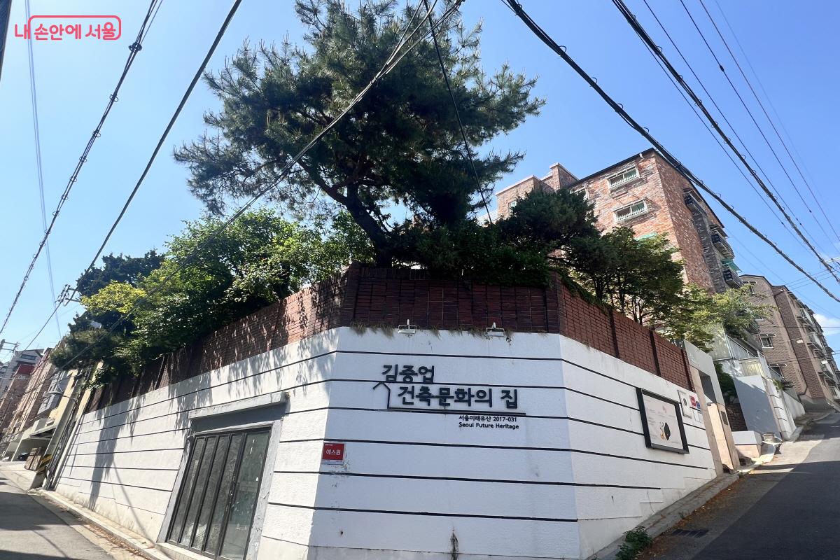 골목 사이에 위치해 있어도 존재감이 다르다. &copy;박지영