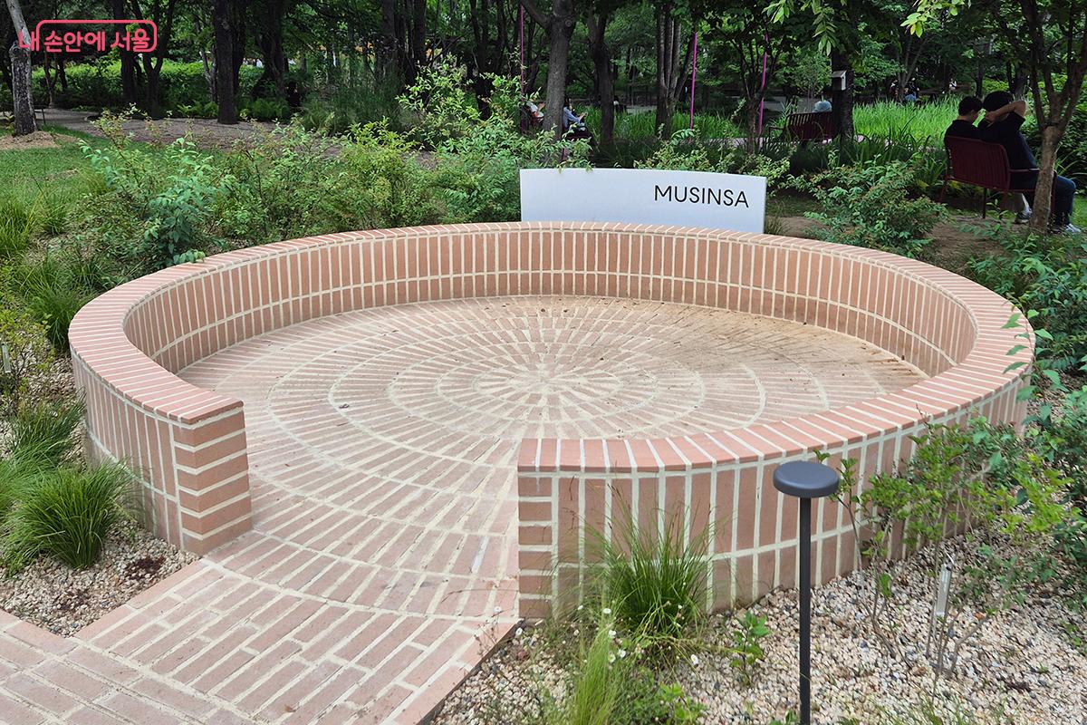 성수동의 상징인 붉은 벽돌을 활용한 무신사 브릭 가든(MUSINSA Brick Garden)