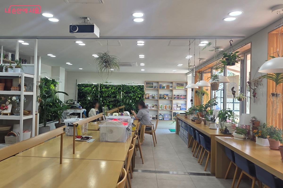 누구나 이용할 수 있어 주민들의 쉼터가 되어주는 열린 공간이다. &copy;김미선