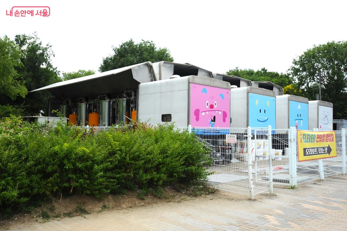 한강공원의 각 물놀이 시설은 수질 관리를 위해 이동식 여과 시스템을 가동한다. ©조수봉