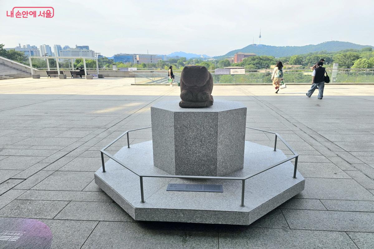 최근 열린마당으로 자리를 옮겨 관람객을 맞이하고 있는 &lsquo;돌호랑이&rsquo; &copy;염지연