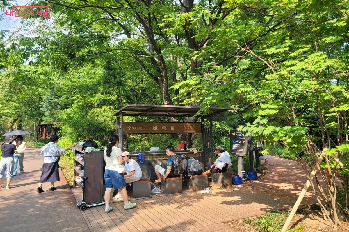 맨발길을 이용한 시민들이 세족장에서 발을 씻고 있다. &copy;조연
