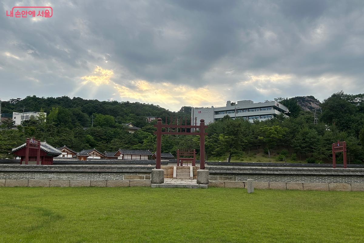 담장 너머로 보이는 사직단의 제단과 홍살문. 뒤로 인왕산 자락이 이어진다. ⓒ김성주