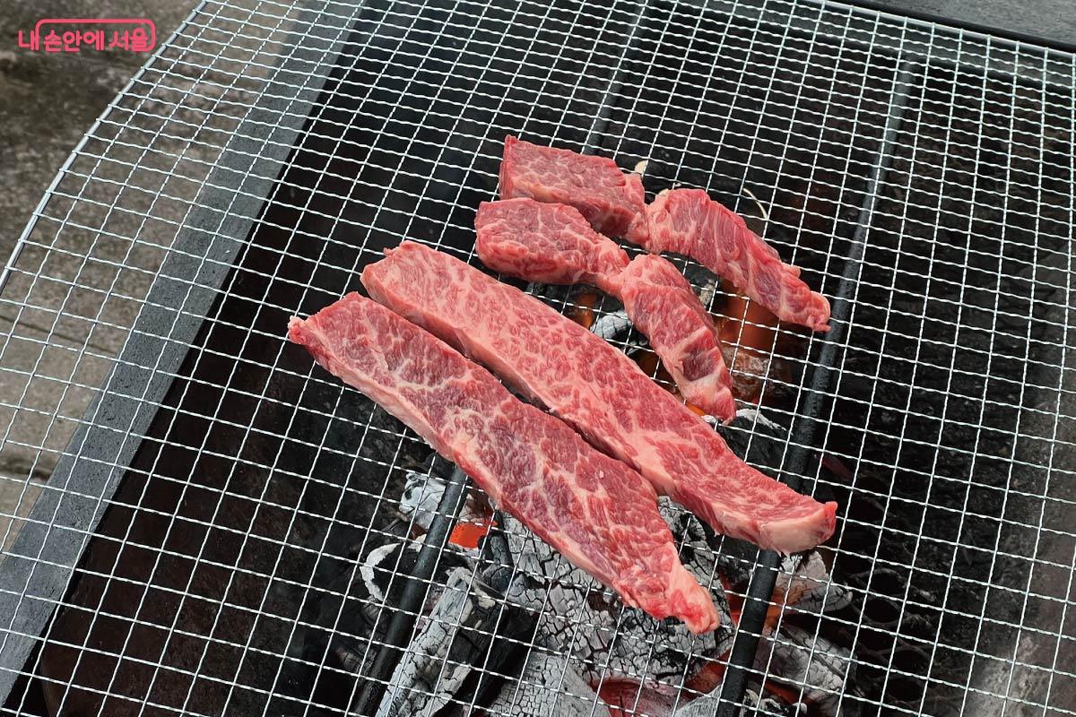 각 호실 앞에서 바비큐를 즐길 수 있는 공간