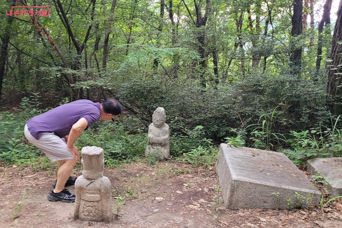 초안산 숲속에 남아 있는 조선시대 석물. 자연 속에서 역사문화 유산을 만날 수 있다. ©조연