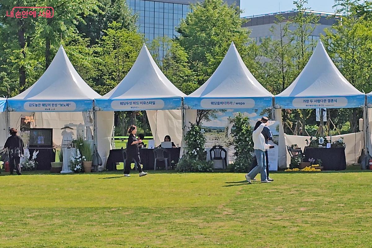 스드메 관련 부스도 여럿 설치되어 예비부부에게 많은 도움을 주었다.