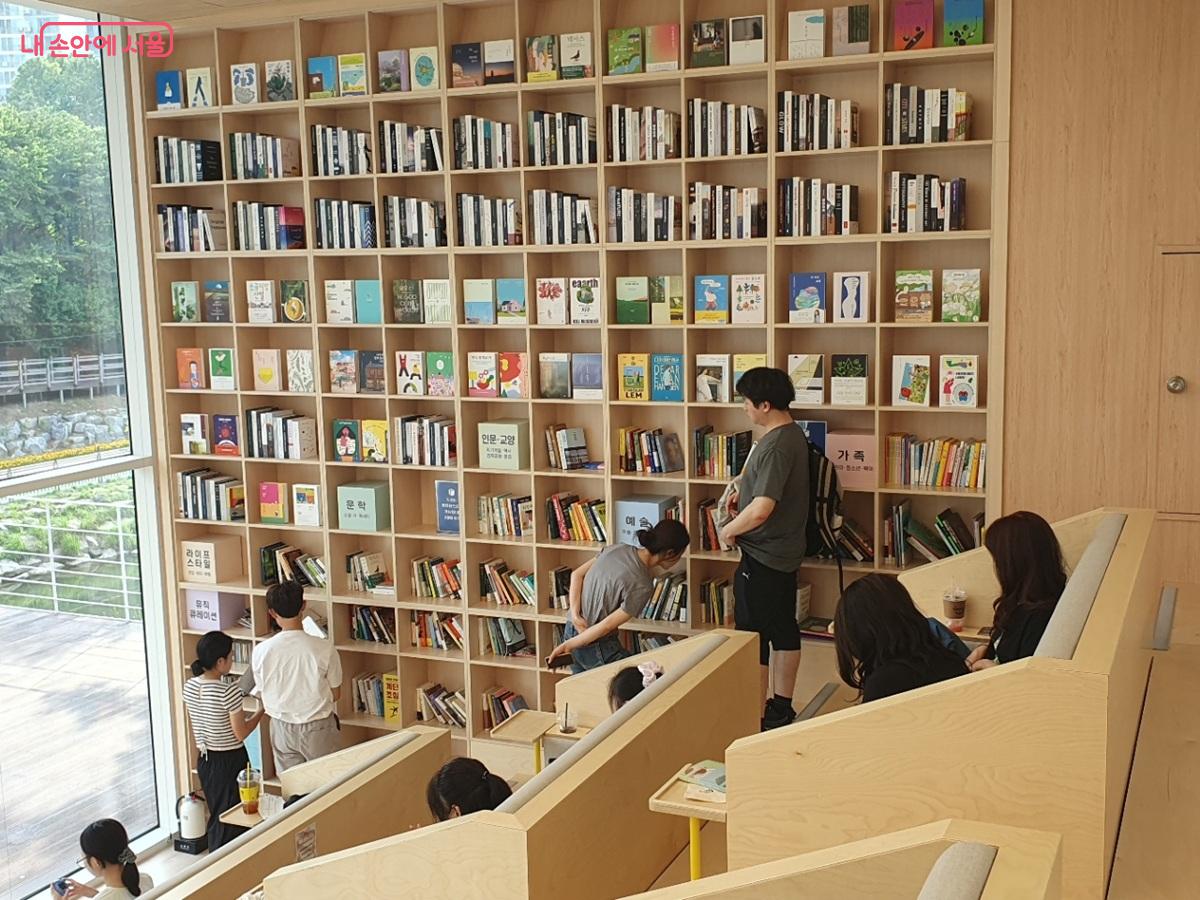 책과 CD플레이이로 가득한 계단형 좌석. 우이천을 바라보며 독서, 음악 감상하기에 좋다. ©김병규