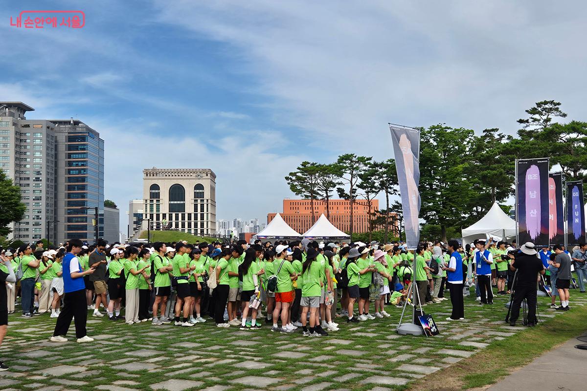 &lsquo;2026 남산 서머 페스티벌&rsquo; 이색 걷기 &lsquo;펀앤워크&rsquo; 출발지인 백범김구 광장에 약 1,000여 명의 시민들이 모였다.