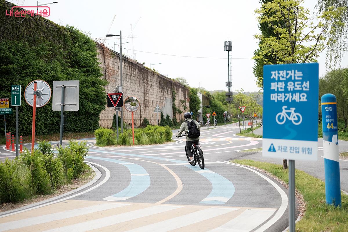 시민들의 안전을 위한 교통안전표지 또한 공공디자인이다. &copy;김아름