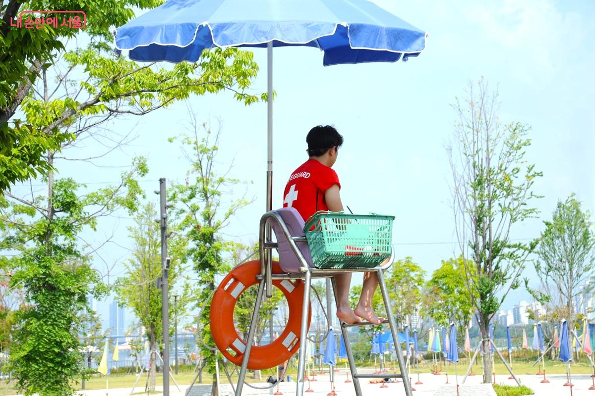 모든 물놀이 시설에는 총 58명의 안전 요원을 배치했다. ©조수봉