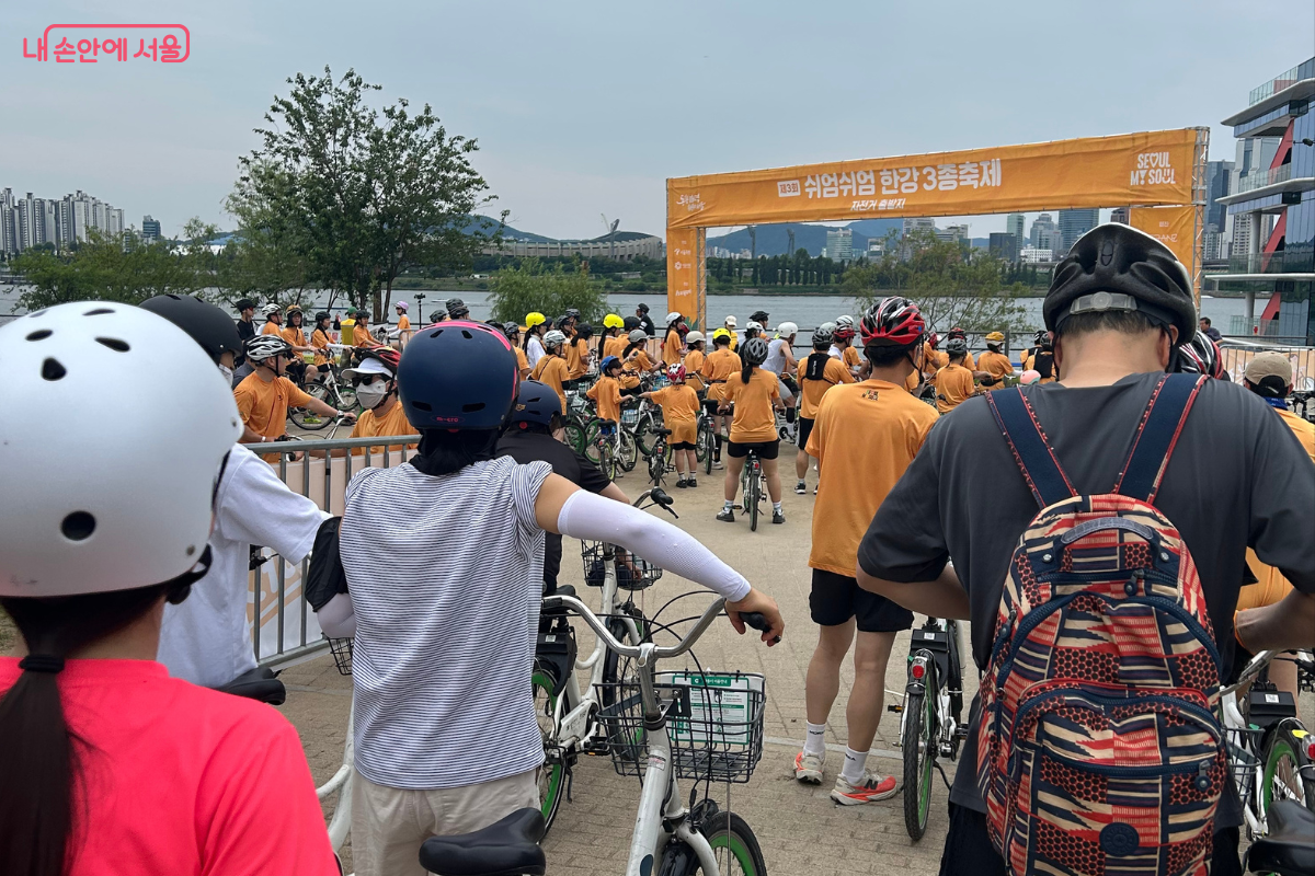 '쉬엄쉬엄 한강 3종 축제' 자전거 출발점에 모인 참가자들 &copy;류한민