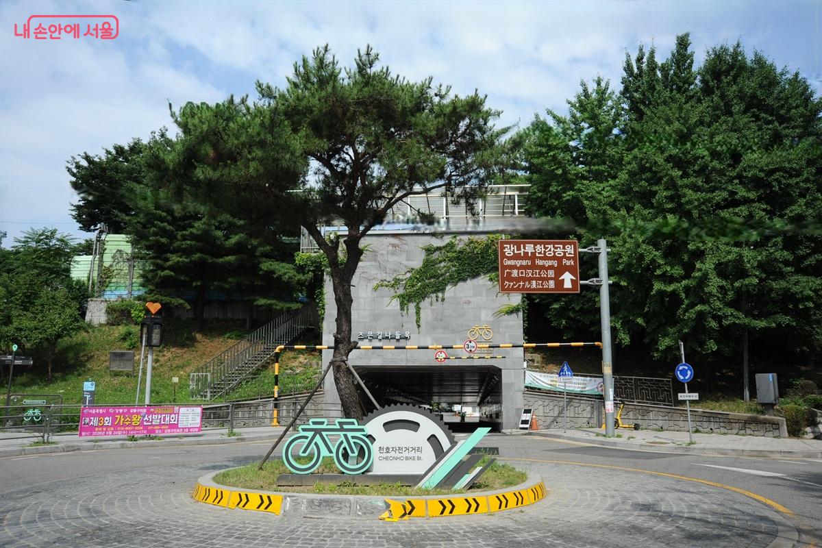 광나루 물놀이장은 즈믄길나들목이나 나루터길나들목을 이용하면 접근이 쉽다. &copy;조수봉