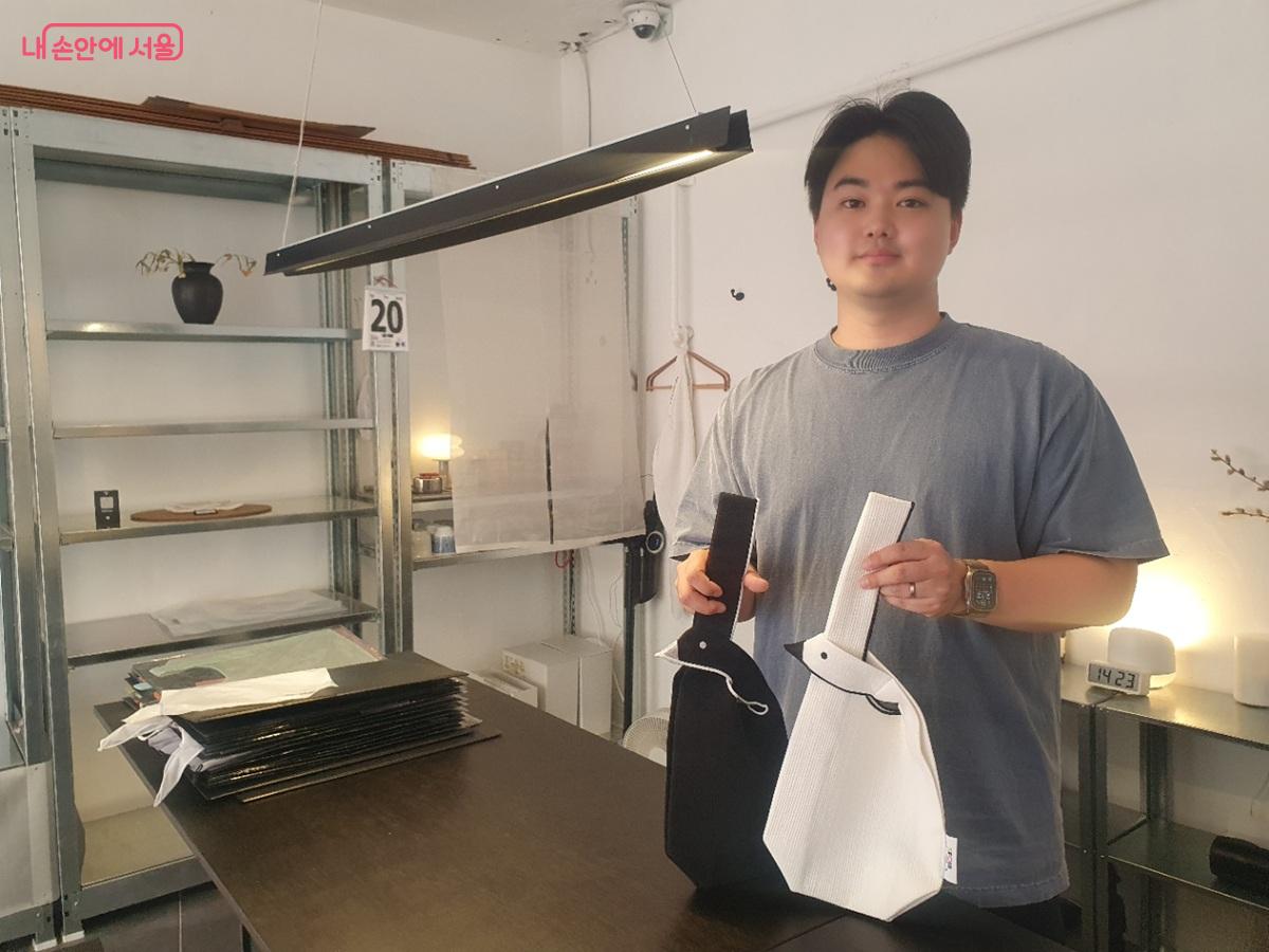 서울시 상징 새 까치를 응용한 굿즈를 제작한 &lsquo;965(구육오)'의 '서울 까치 한손 가방' &copy;엄윤주