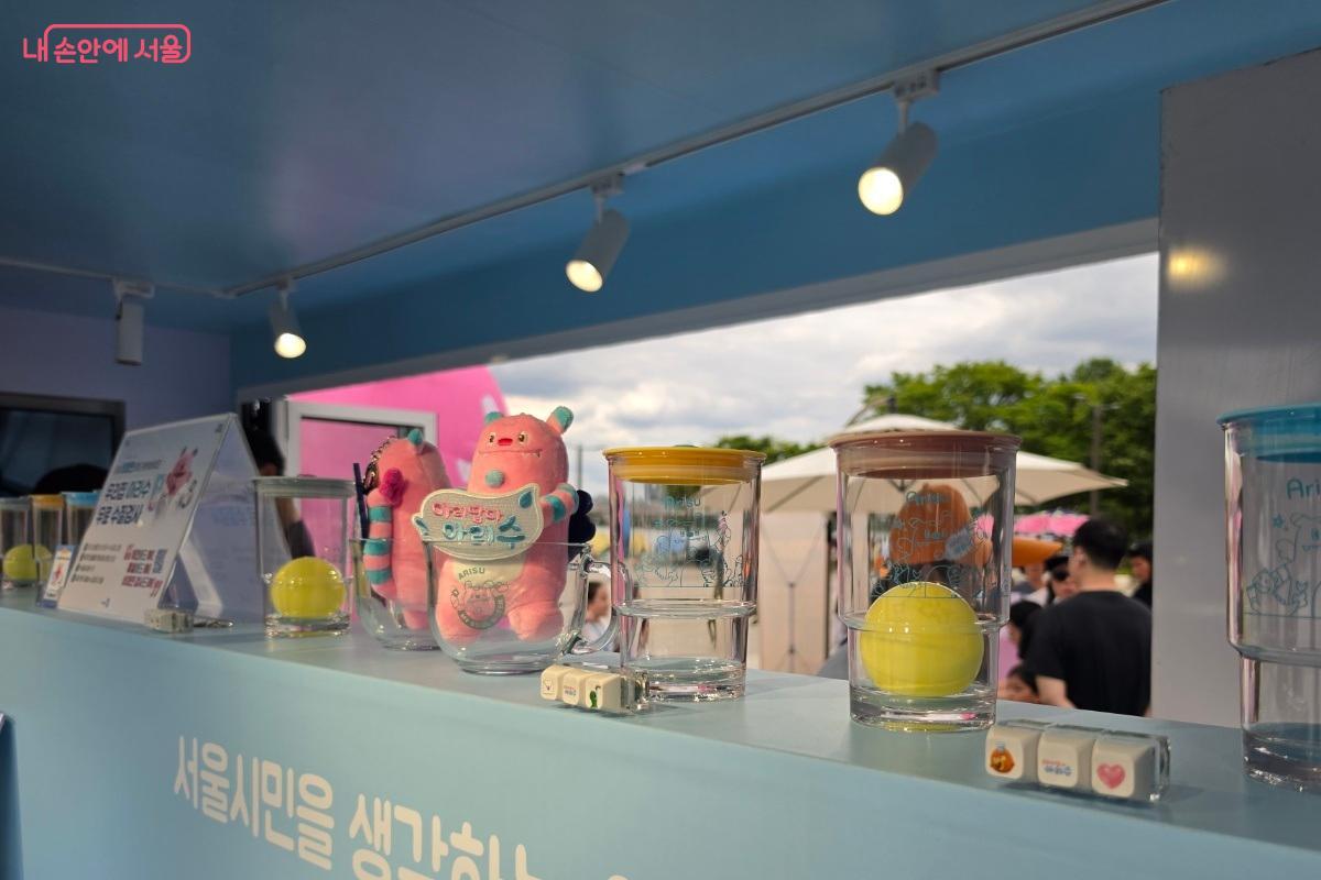 뽑기를 통해 받아갈 수 있는 아리수 굿즈들. 부채, 키캡, 리유저블컵, 텀블러, 수건이 있다. ⓒ황승희