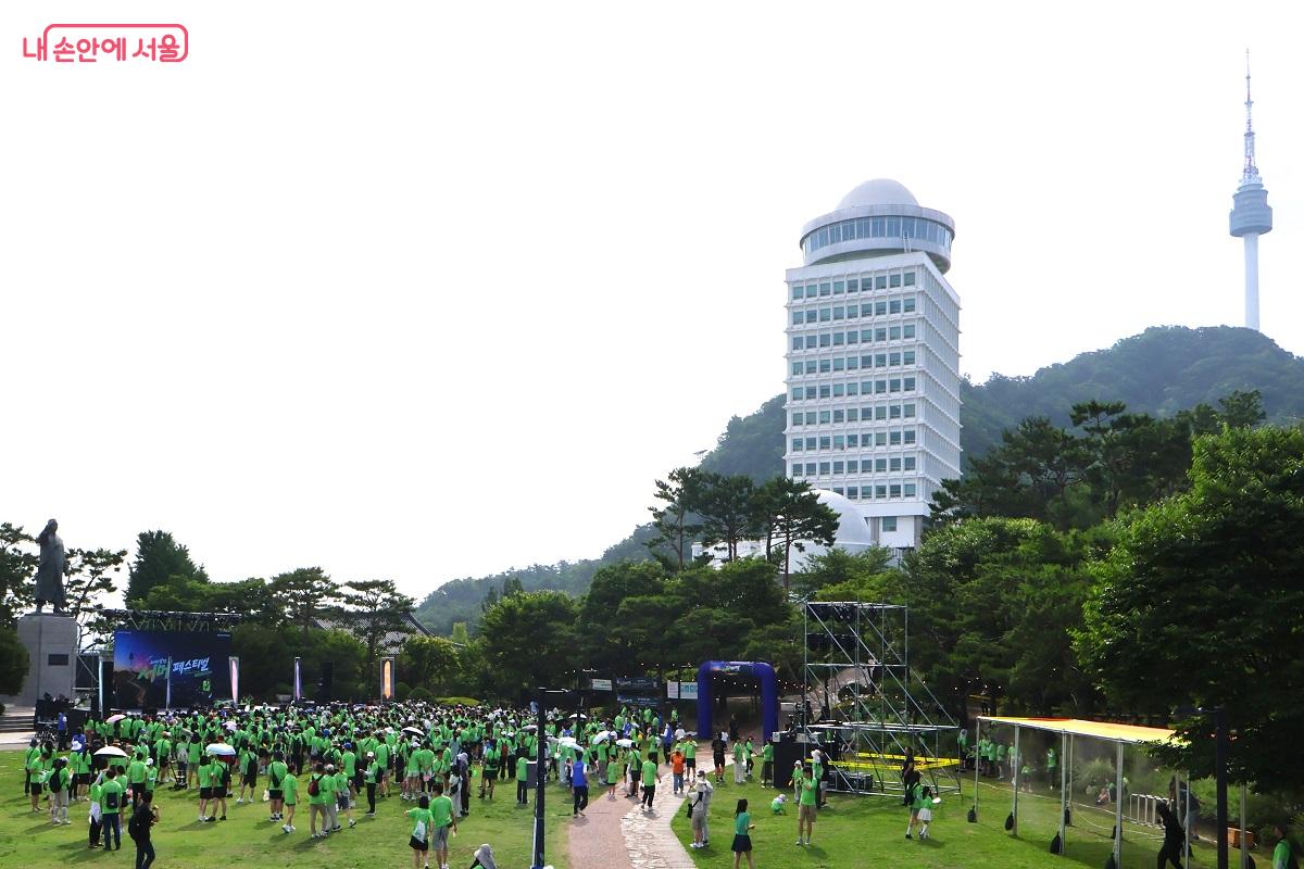 지난 6월 27일 오전 9시, 축제 참여를 위해 백범광장에 1,000여 명의 참가자들이 모였다. &copy;이봉덕