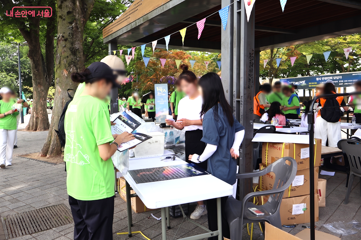 걷기 완보자는 다양한 기념품 (링티, 마그네슘 플러스, 발 패치)과 이벤트 당첨 기념품 (여행용 충전기 세트, 서울타워 입장권) 등을 받았다. &copy;이봉덕